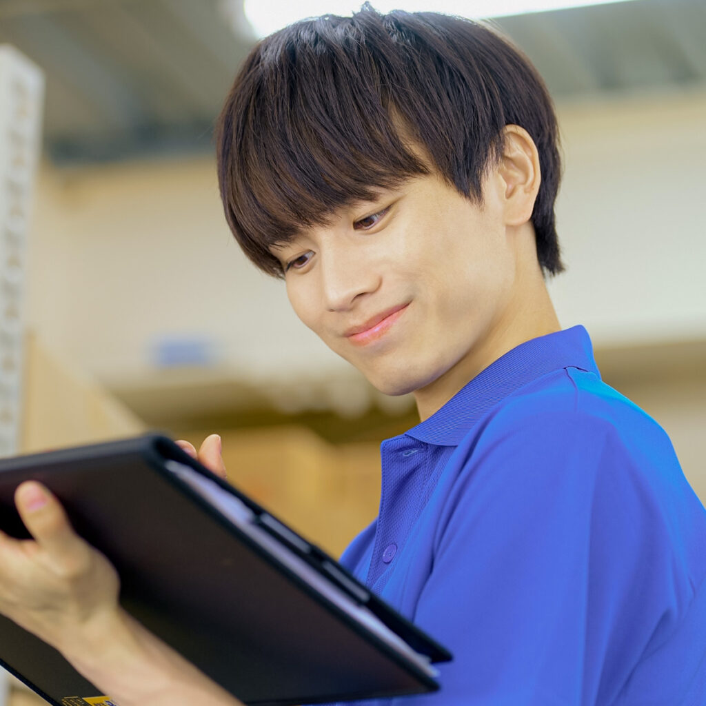 笑顔でチェックをする男性